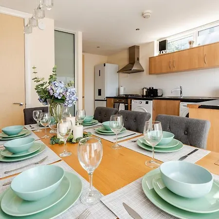 Дом отдыха Comfortable 3-storey House With Free Car Parking Манчестер