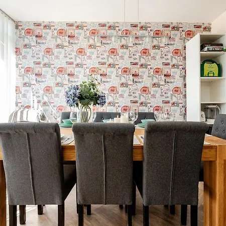 Comfortable 3-storey House With Free Car Parking * Манчестер