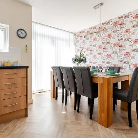 Comfortable 3-storey House With Free Car Parking Dom wakacyjny *