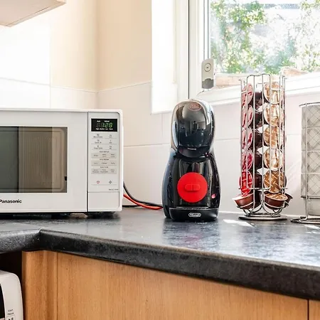 Comfortable 3-storey House With Free Car Parking Holiday home Manchester