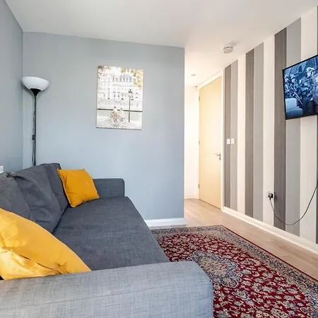 Comfortable 3-storey House With Free Car Parking Feriehus