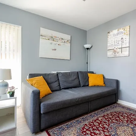 Comfortable 3-storey House With Free Car Parking 別荘