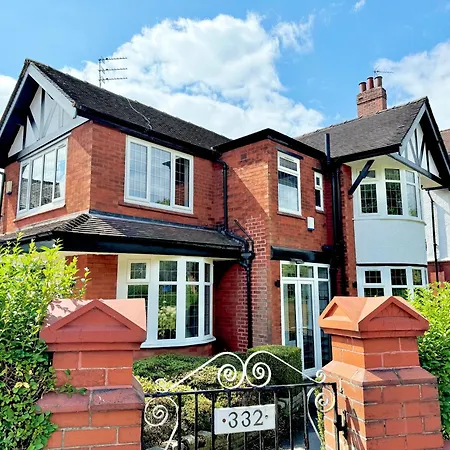 Bright 5 Bedroom House In Didsbury, Holiday home Manchester
