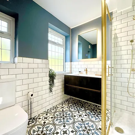 Bright 5 Bedroom House In Didsbury, *