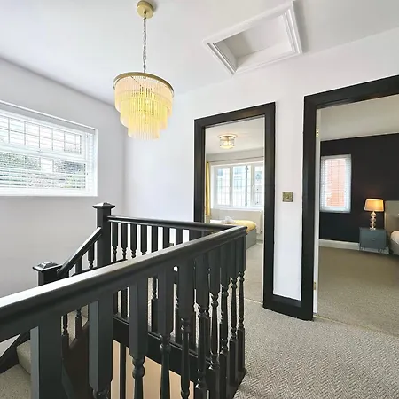 Bright 5 Bedroom House In Didsbury, Manchester