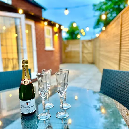 Bright 5 Bedroom House In Didsbury, *