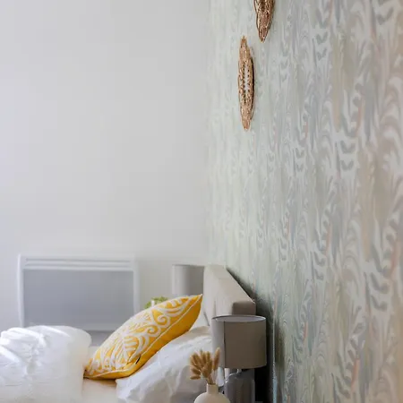 Feel Floor In M16 Apartment