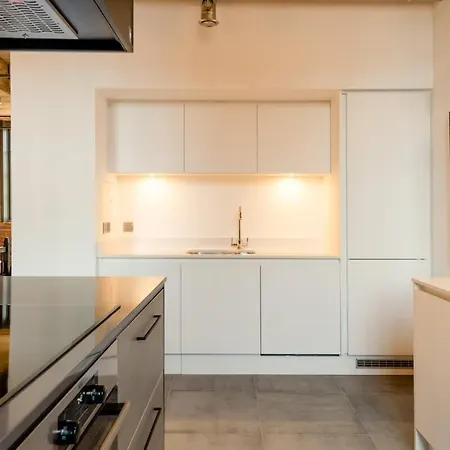 Africana At The Heim Appartement Manchester