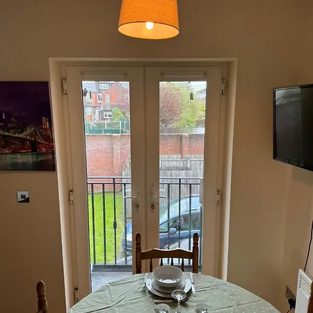 Apartmán Modern, Sleeps 10, Parking, Etihad, Coop Live, River Park,