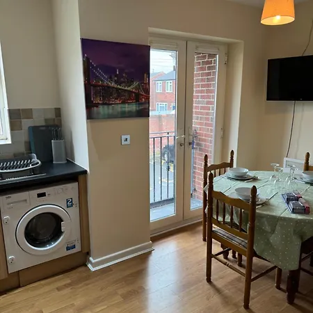Apartmán Modern, Sleeps 10, Parking, Etihad, Coop Live, River Park, *