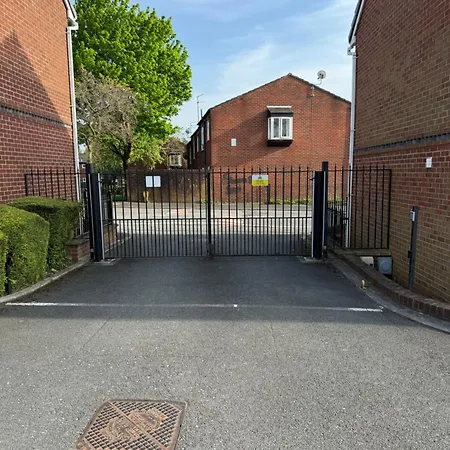 Apartmán Modern, Sleeps 10, Parking, Etihad, Coop Live, River Park,