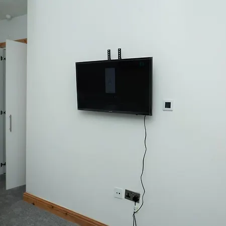 Holiday home 4 Bed Failsworth Home, 3 Bathrooms Including Free Parking - Workspaces - Garden - Less Than 10 Minute Drive To Etihad Stadium, Coop Live - Less Than 15 Minute Drive To Centre Manchester