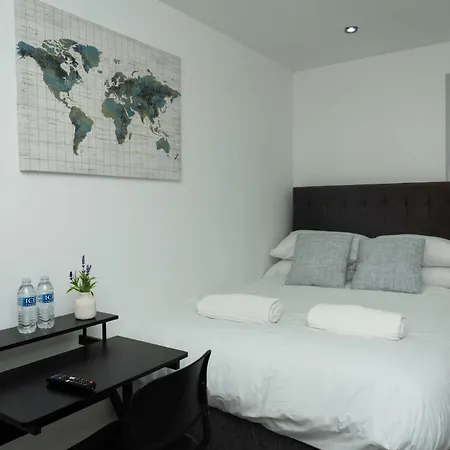 Semesterbostad 4-Bed Contractor Team Home - Free Parking - M60 Access - 3 Bathrooms - Free 1-Hour Early Check-In Or Late Check-Out