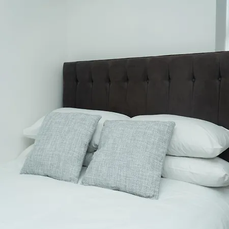 Vakantiehuis 4-Bed Contractor Team Home - Family Friendly - Free Parking - M60 Access - 3 Bathrooms - Free 1-Hour Early Check-In Or Late Check-Out Manchester