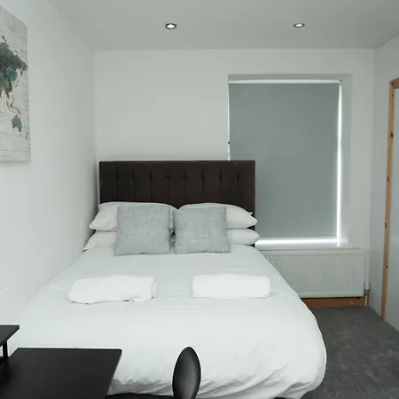 Vakantiehuis 4-Bed Contractor Team Home - Family Friendly - Free Parking - M60 Access - 3 Bathrooms - Free 1-Hour Early Check-In Or Late Check-Out *