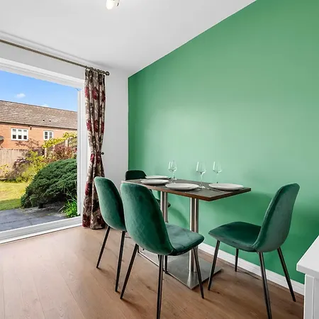 City Superhost 3-Bed House With Garden Free Parking * Manchester