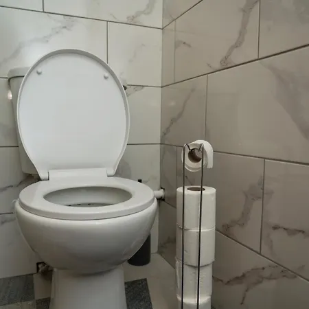 4-Bed Contractor Team Home - Free Parking - M60 Access - 3 Bathrooms - Free 1-Hour Early Check-In Or Late Check-Out Semesterbostad *