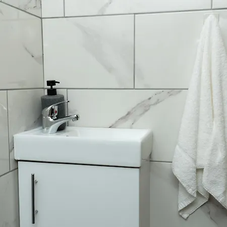 Vakantiehuis 4-Bed Contractor Team Home - Family Friendly - Free Parking - M60 Access - 3 Bathrooms - Free 1-Hour Early Check-In Or Late Check-Out *