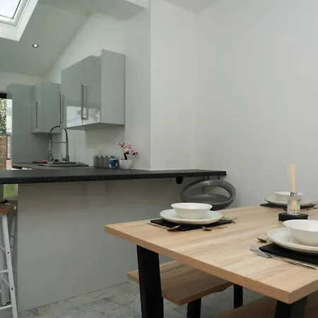 4-Bed Contractor Team Home - Free Parking - M60 Access - 3 Bathrooms - Free 1-Hour Early Check-In Or Late Check-Out Manchester