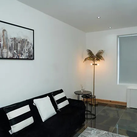 Semesterbostad 4-Bed Contractor Team Home - Free Parking - M60 Access - 3 Bathrooms - Free 1-Hour Early Check-In Or Late Check-Out