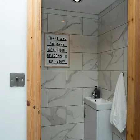 4-Bed Contractor Team Home - Free Parking - M60 Access - 3 Bathrooms - Free 1-Hour Early Check-In Or Late Check-Out Semesterbostad *