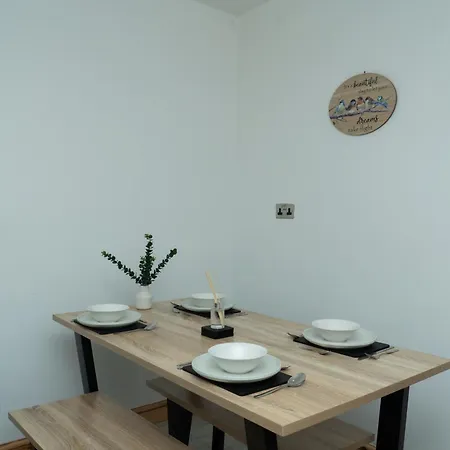 Semesterbostad 4-Bed Contractor Team Home - Free Parking - M60 Access - 3 Bathrooms - Free 1-Hour Early Check-In Or Late Check-Out *