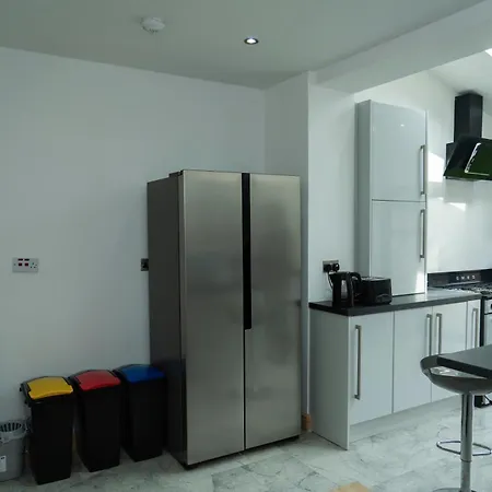 4-Bed Contractor Team Home - Free Parking - M60 Access - 3 Bathrooms - Free 1-Hour Early Check-In Or Late Check-Out *