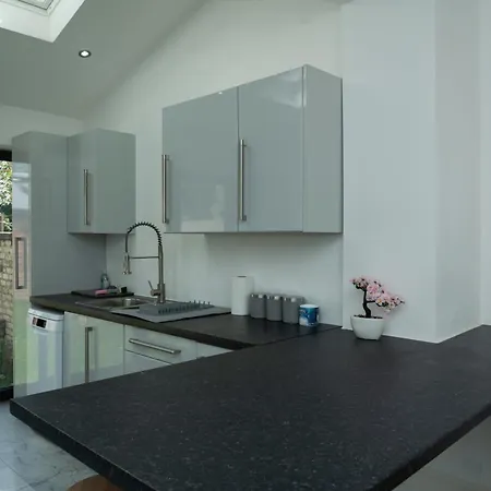 Semesterbostad 4-Bed Contractor Team Home - Free Parking - M60 Access - 3 Bathrooms - Free 1-Hour Early Check-In Or Late Check-Out Manchester