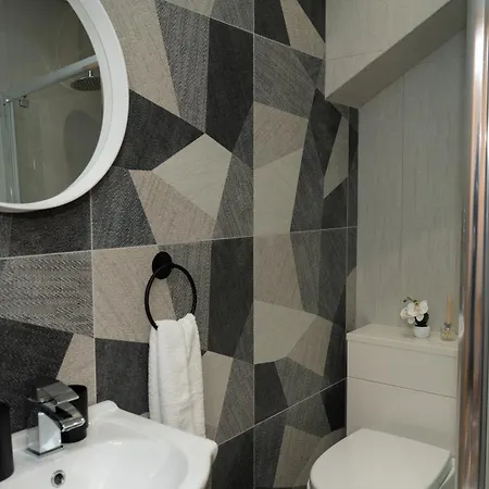 Semesterbostad 4-Bed Contractor Team Home - Free Parking - M60 Access - 3 Bathrooms - Free 1-Hour Early Check-In Or Late Check-Out