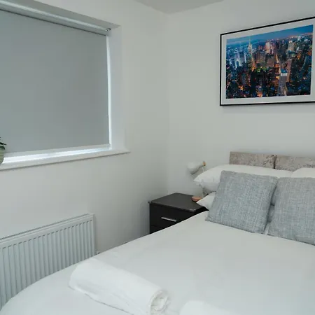 4 Bed Failsworth Home, 3 Bathrooms Including Free Parking - Workspaces - Garden - Less Than 10 Minute Drive To Etihad Stadium, Coop Live - Less Than 15 Minute Drive To Centre * Manchester