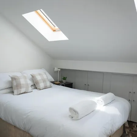 Semesterbostad 4-Bed Contractor Team Home - Free Parking - M60 Access - 3 Bathrooms - Free 1-Hour Early Check-In Or Late Check-Out