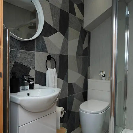 Semesterbostad 4-Bed Contractor Team Home - Free Parking - M60 Access - 3 Bathrooms - Free 1-Hour Early Check-In Or Late Check-Out Manchester