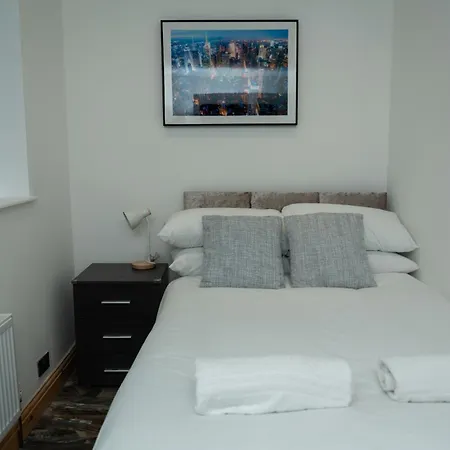 4 Bed Failsworth Home, 3 Bathrooms Including Free Parking - Workspaces - Garden - Less Than 10 Minute Drive To Etihad Stadium, Coop Live - Less Than 15 Minute Drive To Centre Manchester