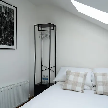 4 Bed Failsworth Home, 3 Bathrooms Including Free Parking - Workspaces - Garden - Less Than 10 Minute Drive To Etihad Stadium, Coop Live - Less Than 15 Minute Drive To Centre * Manchester