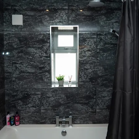 4-Bed Contractor Team Home - Free Parking - M60 Access - 3 Bathrooms - Free 1-Hour Early Check-In Or Late Check-Out Semesterbostad
