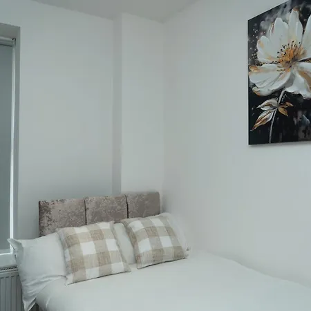 Vakantiehuis 4-Bed Contractor Team Home - Family Friendly - Free Parking - M60 Access - 3 Bathrooms - Free 1-Hour Early Check-In Or Late Check-Out