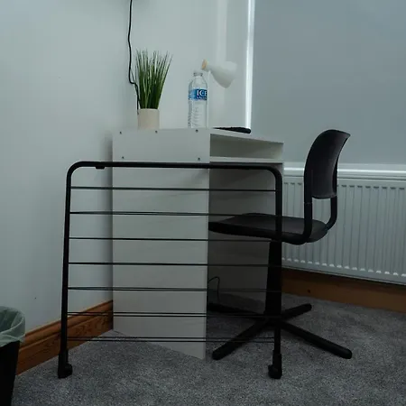Semesterbostad 4-Bed Contractor Team Home - Free Parking - M60 Access - 3 Bathrooms - Free 1-Hour Early Check-In Or Late Check-Out Manchester