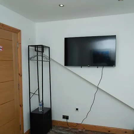 4 Bed Failsworth Home, 3 Bathrooms Including Free Parking - Workspaces - Garden - Less Than 10 Minute Drive To Etihad Stadium, Coop Live - Less Than 15 Minute Drive To Centre * Manchester