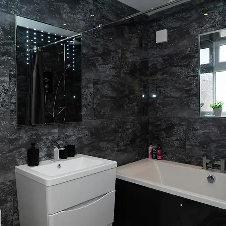 Semesterbostad 4-Bed Contractor Team Home - Free Parking - M60 Access - 3 Bathrooms - Free 1-Hour Early Check-In Or Late Check-Out