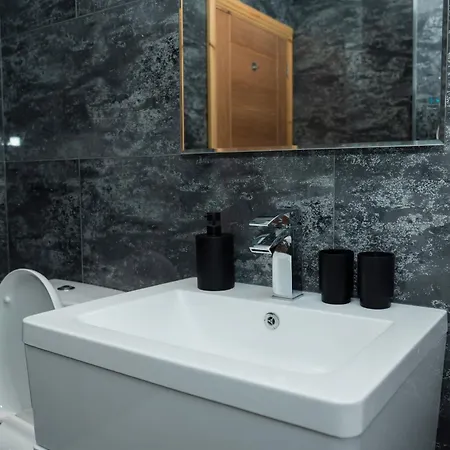 4 Bed Failsworth - 3 Bathrooms - Free Parking - Ideal For Contractors & Families *