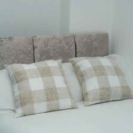 4 Bed Failsworth - 3 Bathrooms - Free Parking - Ideal For Contractors & Families 別荘 *