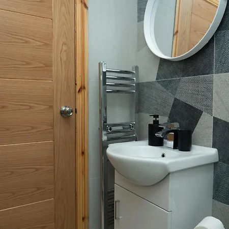 4-Bed Contractor Team Home - Free Parking - M60 Access - 3 Bathrooms - Free 1-Hour Early Check-In Or Late Check-Out Semesterbostad