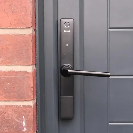 Modern House - 3 Bedrooms - 1 Bath - Mancity *