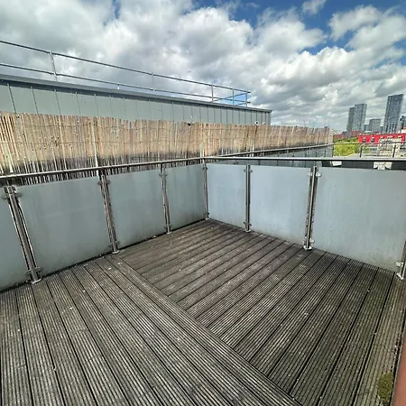 Beehosting Adelphi Wharf