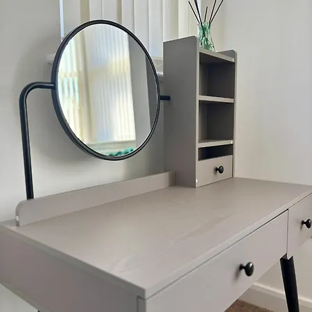 Apartment The Failsworth Collection - Stylish With Free Parking