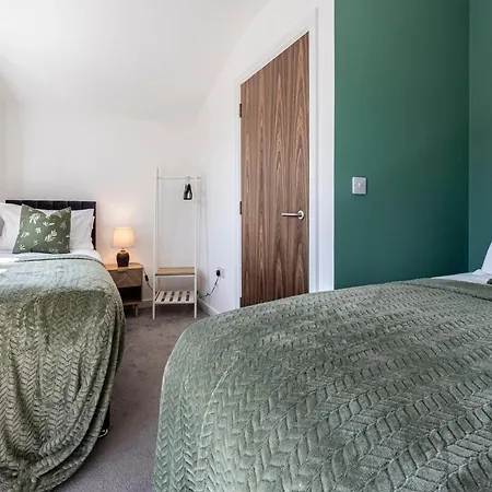Luxury Retreat For 10 With Hot Tub And Spacious Garden Hébergement de vacances *