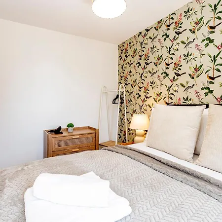 Hébergement de vacances Luxury Retreat For 10 With Hot Tub And Spacious Garden *