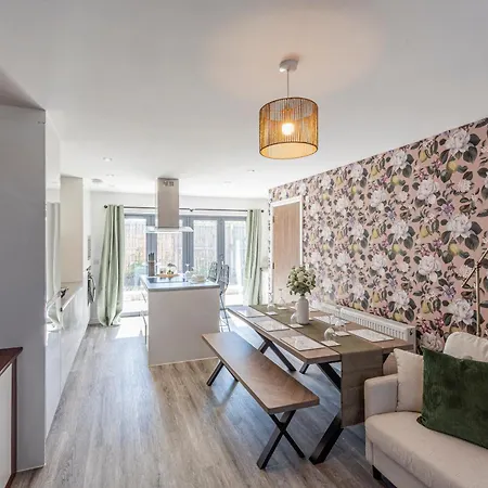 Luxury Retreat For 10 With Hot Tub And Spacious Garden