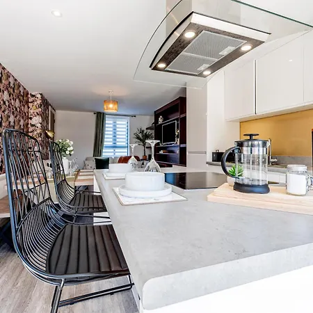 Luxury Retreat For 10 With Hot Tub And Spacious Garden * Manchester
