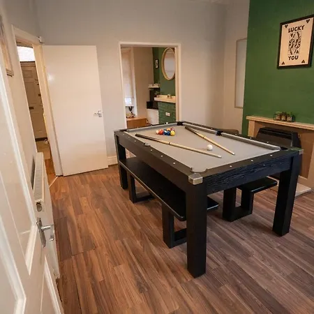 Old Trafford 3 Bedroom Entire Parking Holiday home Manchester